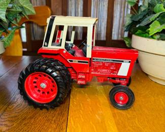 International 1586 toy tractor