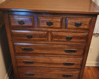 Very nice quality Wood Chest of Drawers (Probably Mid 70's)