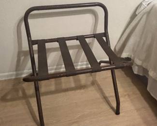 Suitcase valet
