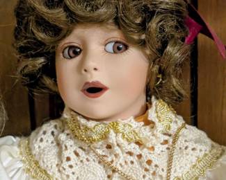 Lots of dolls!