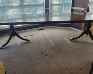 There are (3) leaves to this gorgeous pedestal dining room table.