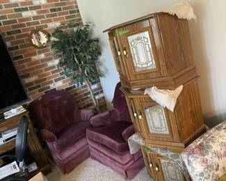 Matching rockers
Octagonal side tables with storage
Flat screen tv
VCR/DVD player combo
Couch