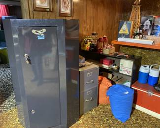 Corner keyed floor safe