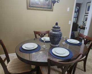 Table with glasstop and four chairs.