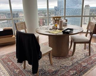 Table with 4 chairs
Unknown material
52x52x30