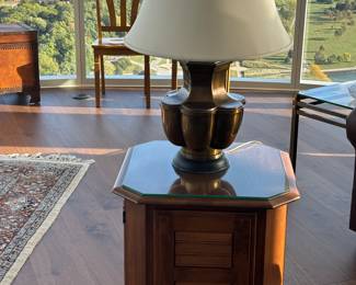 Vintage end table
Vintage Brass lamp