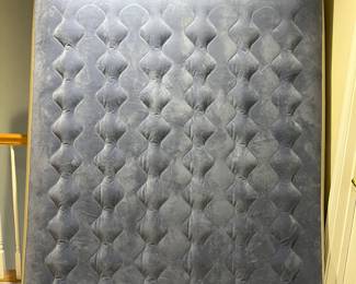 Queen size blowup mattress
