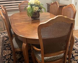 Thomasville dining set. 6 chairs, 2 extension leaves, table pads. $700