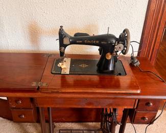 Singer Sewing Machine
(Works)