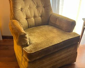 BROYHILL GOLD VELVET ACCENT CHAIR