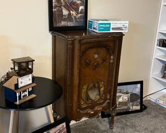 ANTIQUE RADIO CABINET