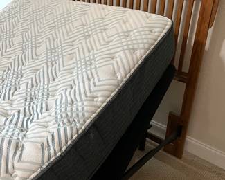 QUEEN SIZE SERTA ADJUSTABLE BED