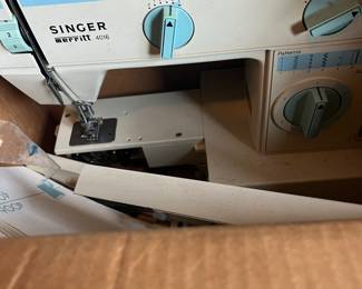 SINGER SEWING MACHINE - UNTESTED