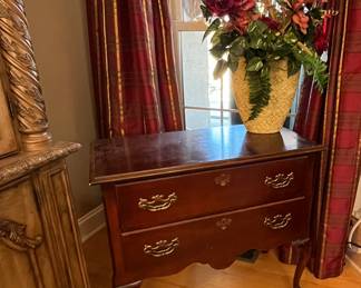 CHERRY FINISH QUEEN ANNE STYLE LOWBOY DRESSER