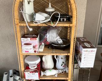 ASSORTED KITCHEN ITEMS