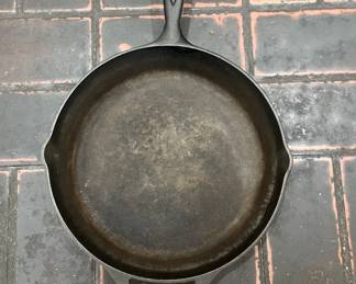 Lodge cast iron skillet 