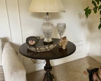 Round table, crystal lamp, crystal bowl and vase