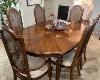 Beautiful Dining Table with 6 Chairs and 2leaves