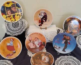 16 Normal Rockwell Christmas Plates Doilies