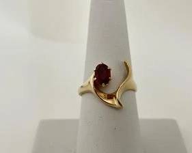14K Gold with Faceted Garnet Gemstone Modern Design Ring - Size 8 1/2 (3.7 Grams)
