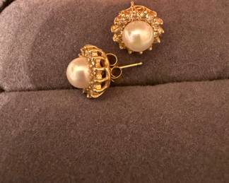 Pearl earrings set in gold with real diamonds 