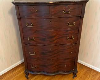 Vintage Colonial Style Dresser