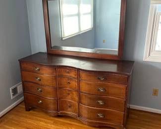 Bassett Furniture Dresser With Mirror
