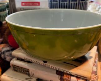 Pyrex Avocado Green Mixing Bowl