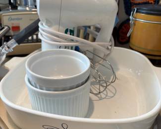 Corning Ware Trefoil Swirl Casserole Dish