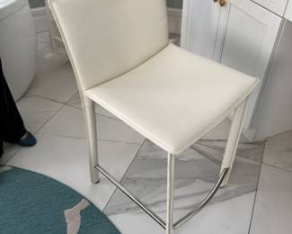 White leather vanity stool
H: 35in
L: 18in
W: 17 in 