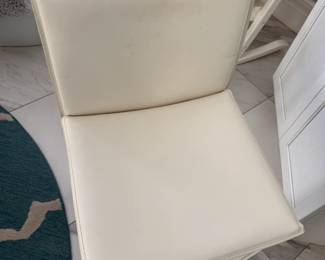 White leather vanity stool
H: 35in
L: 18in
W: 17 in 