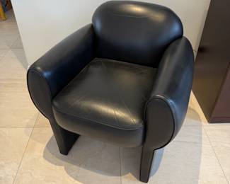 Leather black chair
W:25
L:29
H:31