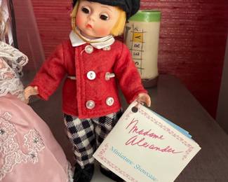 Madame Alexander Doll set  collection
H: 7in