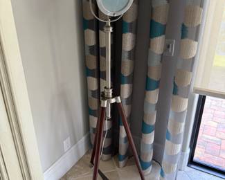 Standing lamp
H: 64in