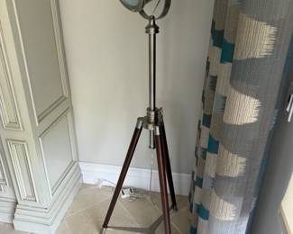 Standing lamp
H: 64in
