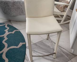 White leather vanity stool
H: 35in
L: 18in
W: 17 in 