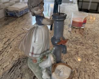 Girl at fountain Lladro
H: 9in