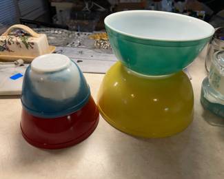 Set of Pyrex primary mixing bowls