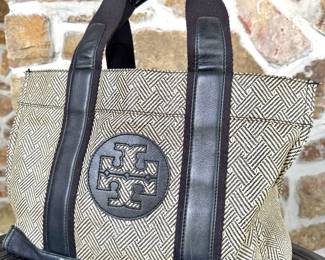 $30 Tory Burch tote, as is. Shows some wear inside. 15 x 10