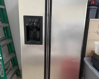 GE Side-by-Side Refrigerator/Freezer. Works great!!