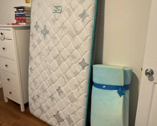 Child's twin mattress w/foam topper