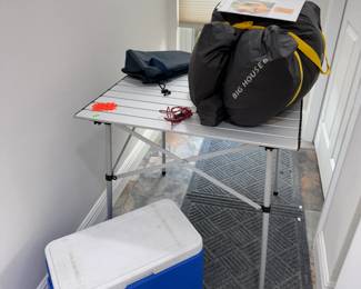 Foldable camping table, cooler, Big House 6 tent