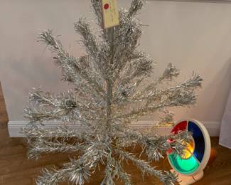 4' aluminum Christmas tree with spinning color wheel