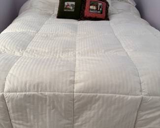 Full Bed w/ Comforter 