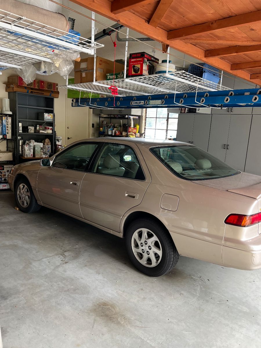 Camry XLE 1997 with appx 90,000 miles -has new battery and turns over but is not running $2600