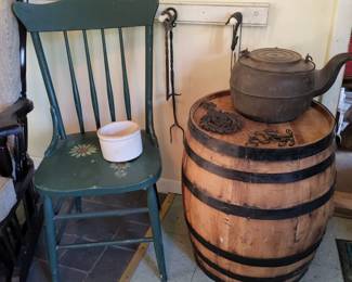 Barrels, cast iron kettle