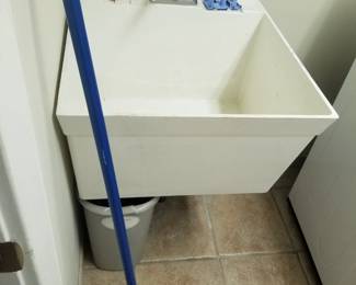 Laundry sink