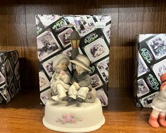 Enesco - Pretty as a Picture Kim Anderson Figurines