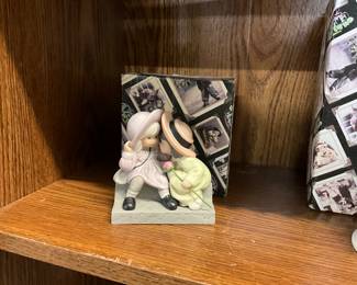Enesco - Pretty as a Picture Kim Anderson Figurines