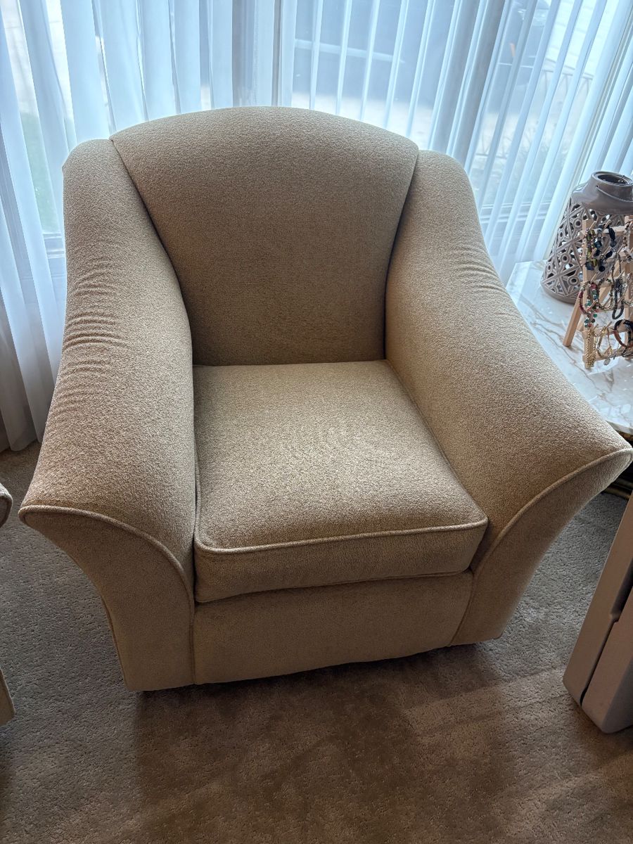 Beautiful accent chair like new $200.00
